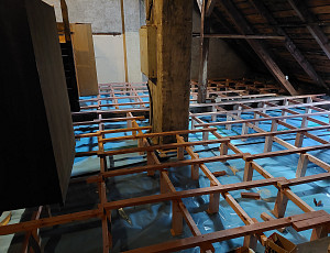 Zateplení stropu bytového domu pomocí foukané izolace